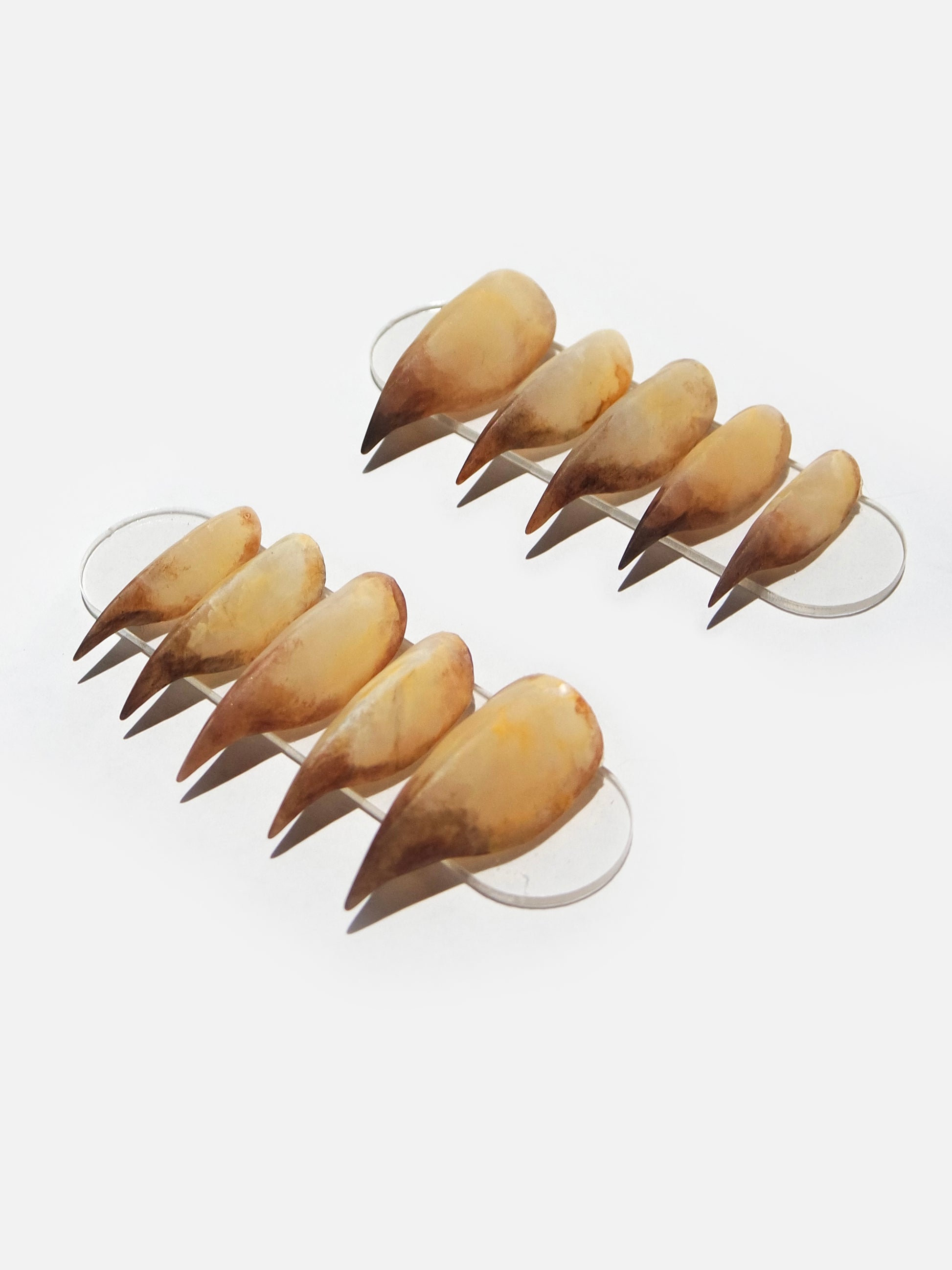 Futuristic claw shaped press-on nails with sand & amber gradient inspired by Dune aesthetic. Side-view of sculptural nails. Desert brown nail set by NAILTER EGO.