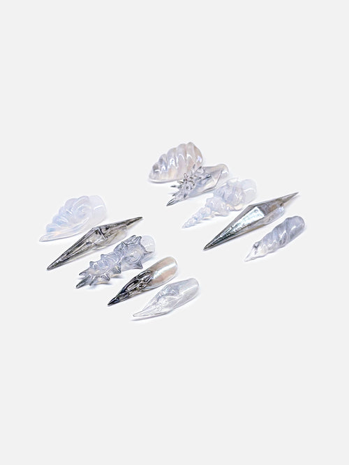 Macro shot of the “Armored Siren” ocean nail art collection. This 3D nail art piece merges fashion, sculpture, and marine biology inspirations, expressing an alter ego of resilience and silent power. An exceptional reinterpretation of impress press on nails through the language of design.